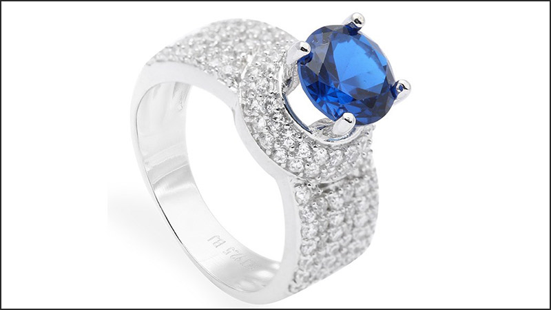 Nhẫn đ&iacute;nh vi&ecirc;n đ&aacute; xanh lớn nổi bật